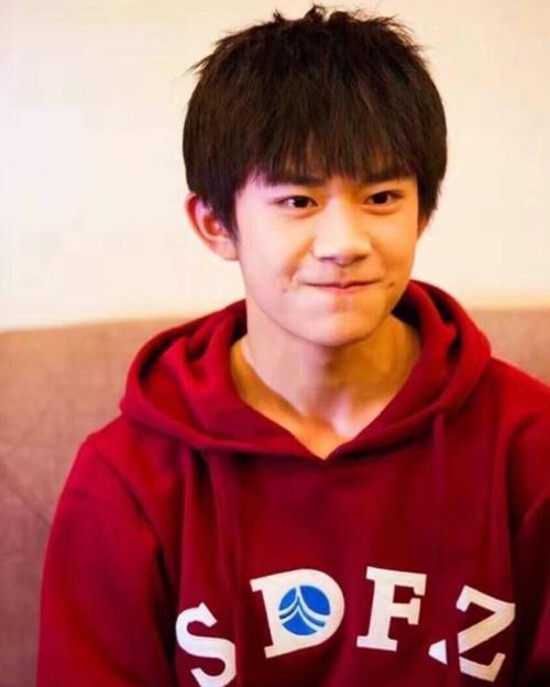 易烊千玺父母资料简介,低调育子，成就星途璀璨